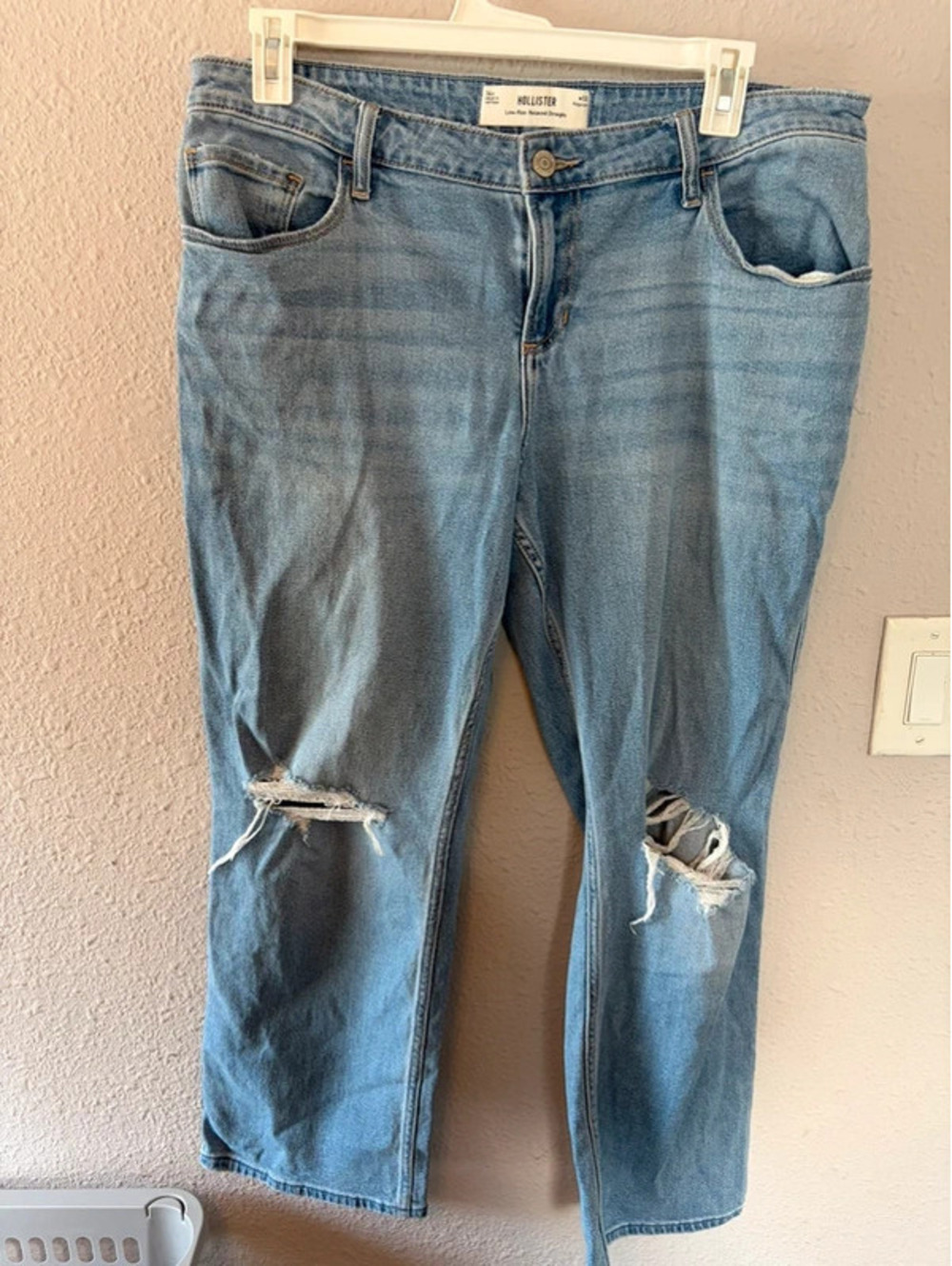 Hollister Low-Rise Relaxed Straight Light Wash Jeans size 14R/32. 29in inseam